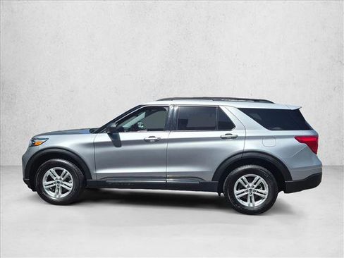Used 2022 Ford Explorer XLT w/ Equipment Group 202A AWD/4WD image 9