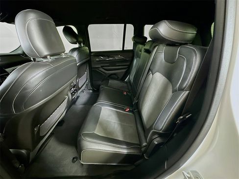 Used 2023 Jeep Grand Cherokee Altitude image 14