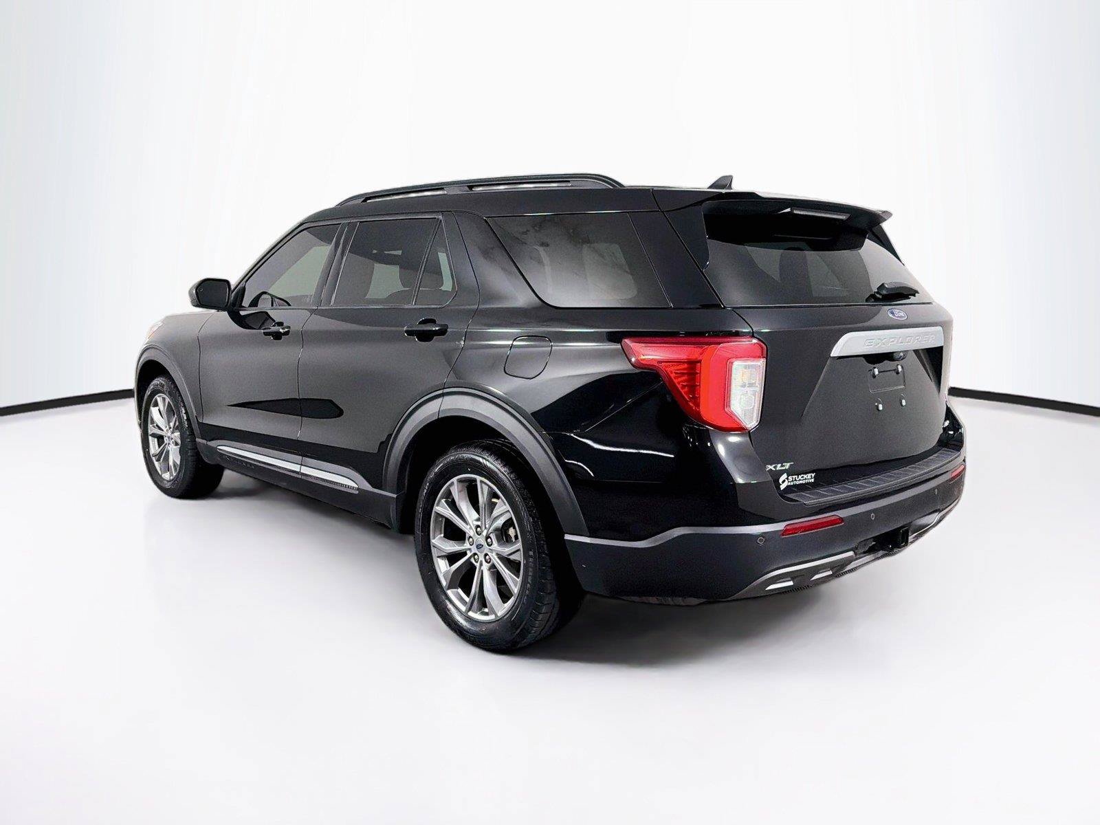 Used 2022 Ford Explorer XLT w/ Equipment Group 202A AWD/4WD image 9