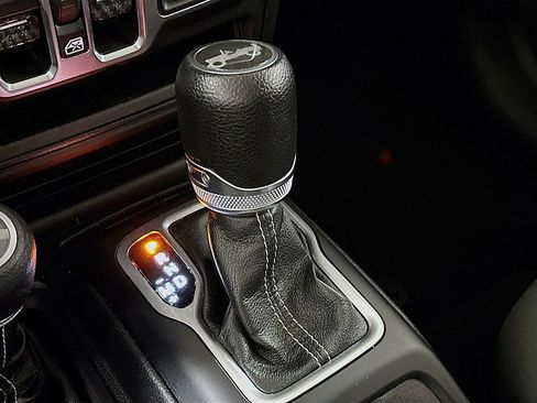 Used 2018 Jeep Wrangler Unlimited Sahara w/ Cold Weather Group image 17