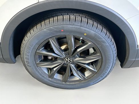 Used 2023 Volkswagen Tiguan SE FWD image 11