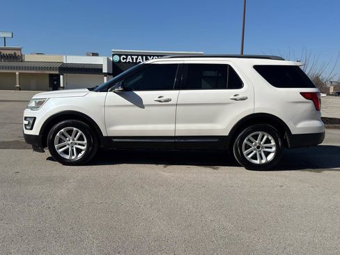 Used 2016 Ford Explorer XLT image 7