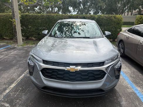 Used 2024 Chevrolet Trax LS w/ LS Convenience Package FWD image 2