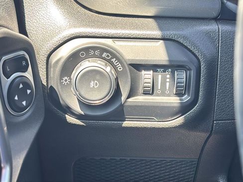 Used 2019 Jeep Wrangler Unlimited Sahara w/ LED Lighting Group AWD/4WD image 33