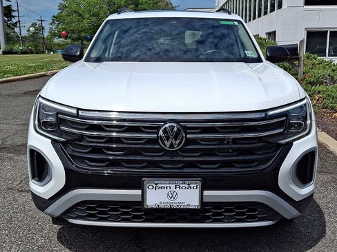 Used 2025 Volkswagen Atlas Peak Edition SE AWD/4WD image 2