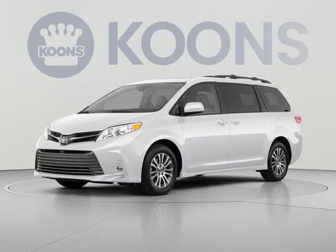 Used 2018 Toyota Sienna XLE Premium FWD image 1