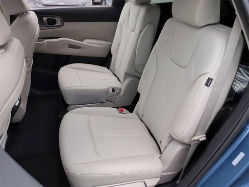 Certified 2025 Kia Sorento EX image 23
