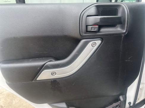 Used 2013 Jeep Wrangler Unlimited Sahara AWD/4WD image 13