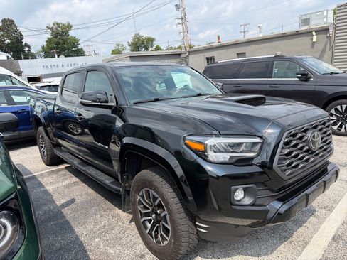 Used 2020 Toyota Tacoma TRD Sport w/ TRD Premium Sport Package AWD/4WD image 3