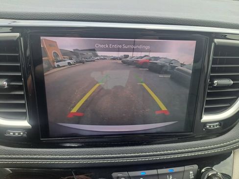Used 2021 Chrysler Pacifica Touring-L FWD image 14
