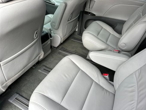 Used 2017 Toyota Sienna XLE image 12