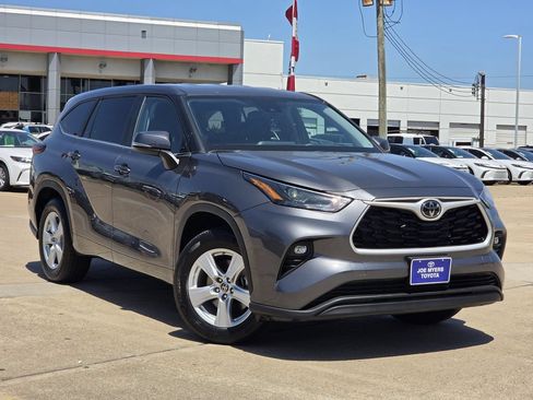 Used 2025 Toyota Highlander LE FWD image 2