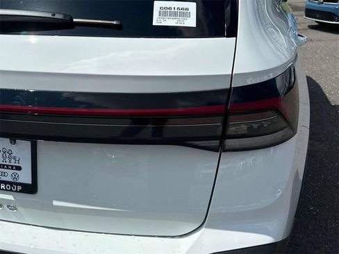 Used 2025 Volkswagen Taos SE FWD image 11