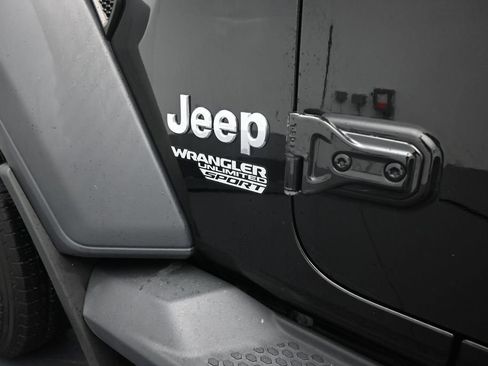 Used 2018 Jeep Wrangler Unlimited Sport S AWD/4WD image 10