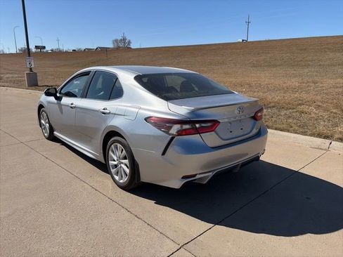 Used 2022 Toyota Camry SE image 3