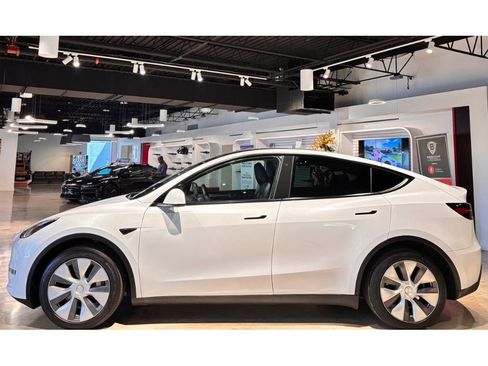 Used 2023 Tesla Model Y Long Range image 8