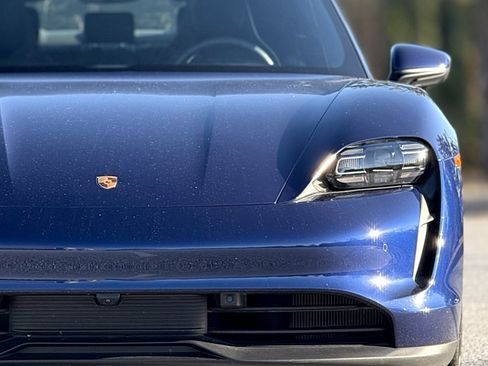 Used 2022 Porsche Taycan image 14