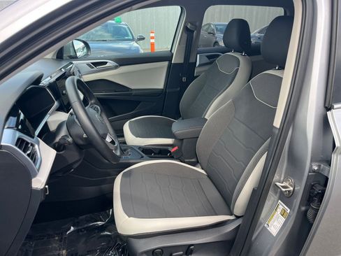 Used 2025 Volkswagen Taos SE image 36