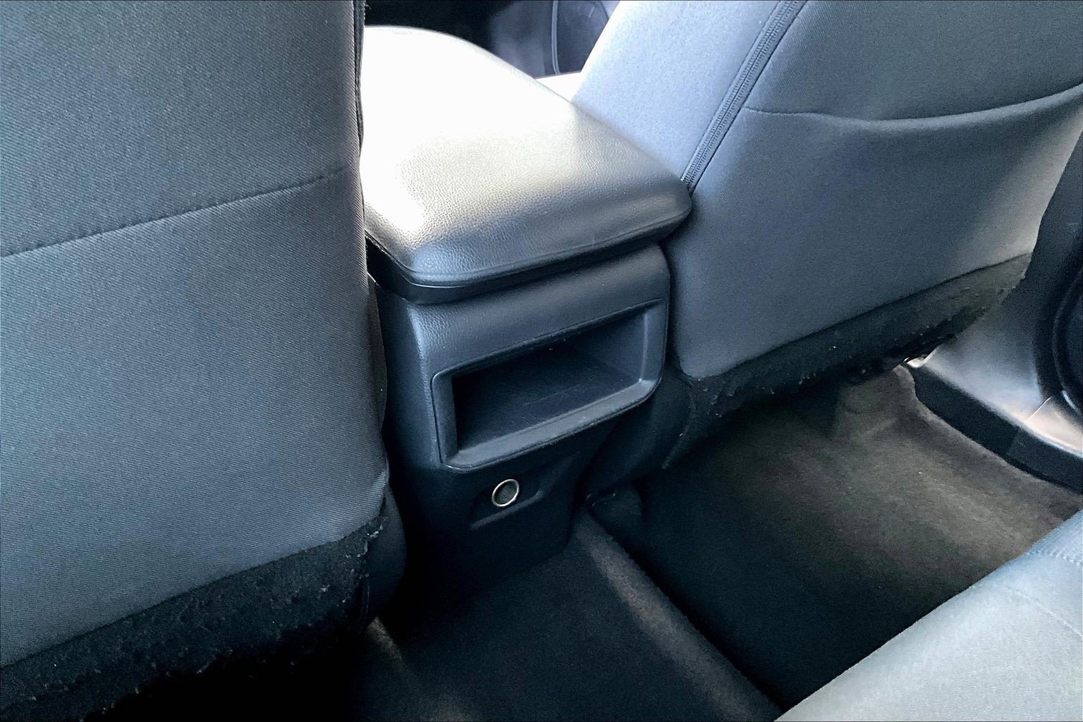 Used 2021 Toyota RAV4 LE FWD image 9