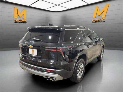 Used 2025 Chevrolet Traverse LT image 9