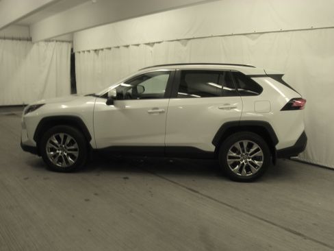 Used 2021 Toyota RAV4 XLE Premium image 25
