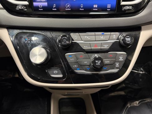 Used 2024 Chrysler Pacifica Touring-L FWD image 22