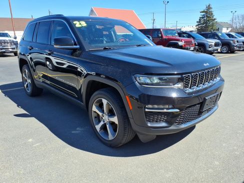 Used 2023 Jeep Grand Cherokee Limited AWD/4WD image 3