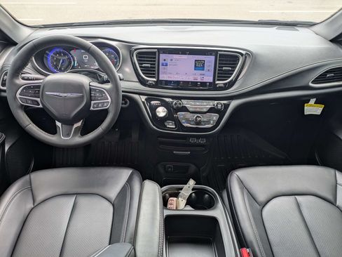 Used 2025 Chrysler Pacifica Select FWD image 15