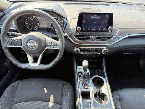Used 2024 Nissan Altima 2.5 SV image 10