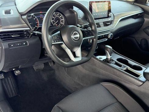 Used 2025 Nissan Altima 2.5 SV FWD image 12