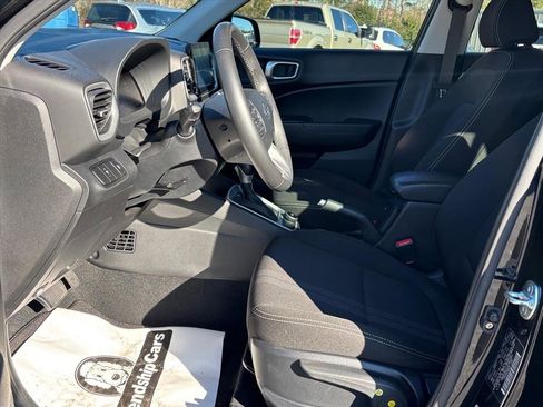 Used 2025 Hyundai Venue SEL image 11