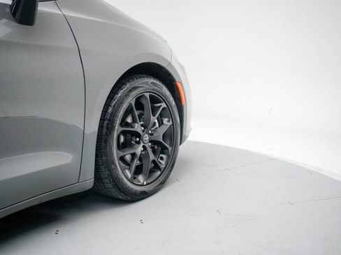 Used 2025 Chrysler Pacifica Limited FWD image 15