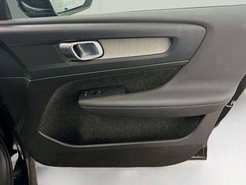 Used 2025 Volvo XC40 B5 Plus image 35