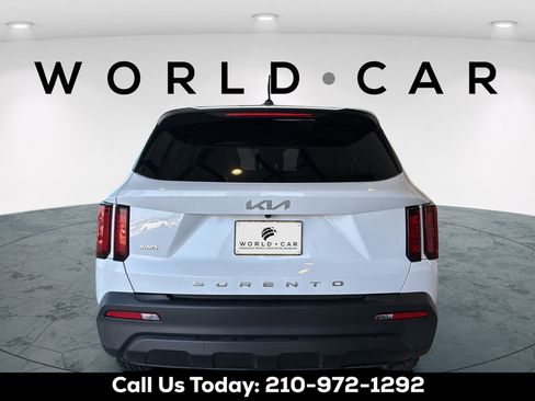 Used 2022 Kia Sorento LX AWD/4WD image 16