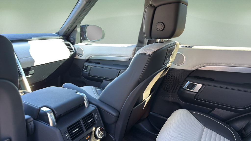 Used 2024 Land Rover Discovery Dynamic SE AWD/4WD image 22