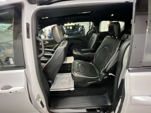 Used 2025 Chrysler Pacifica Limited FWD image 23