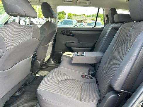 Used 2024 Toyota Highlander LE AWD/4WD image 13
