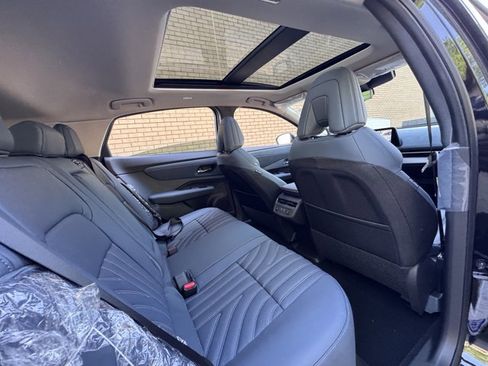 New 2025 Nissan Ariya Platinum image 23