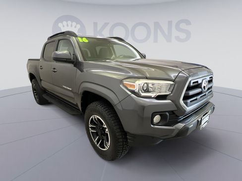 Used 2016 Toyota Tacoma SR5 w/ Towing Package RWD image 2