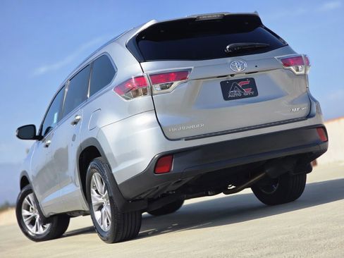 Used 2014 Toyota Highlander XLE AWD/4WD image 2