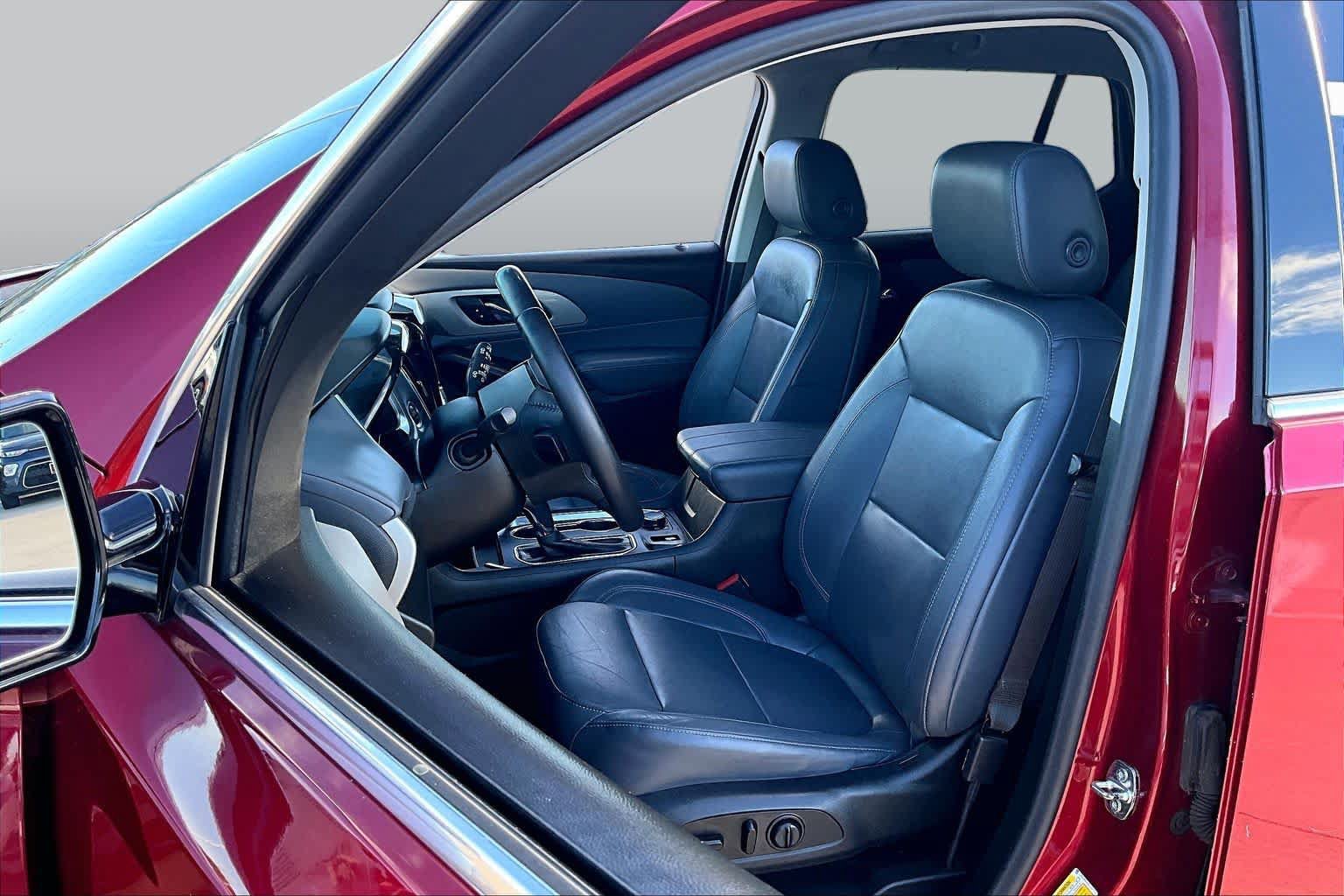 Used 2020 Chevrolet Traverse LT w/ LT Premium Package FWD image 7