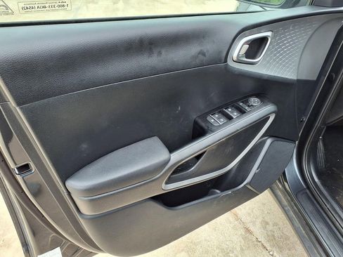 Used 2025 Kia Soul LX FWD image 5