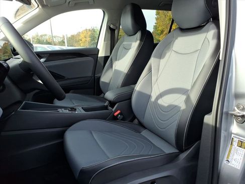 New 2025 Volkswagen Tiguan SE image 8