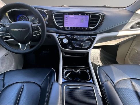 Used 2023 Chrysler Pacifica Limited w/ Uconnect Theater Family Group AWD/4WD image 8