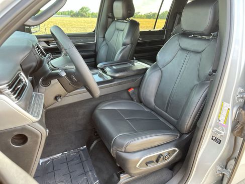 Used 2022 Jeep Wagoneer Series III w/ Flexible Seating Group AWD/4WD image 11
