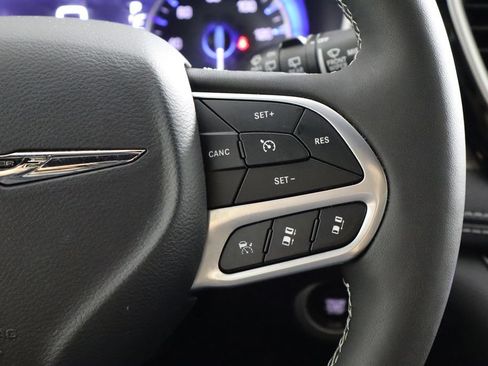 Used 2025 Chrysler Pacifica Select AWD/4WD image 27