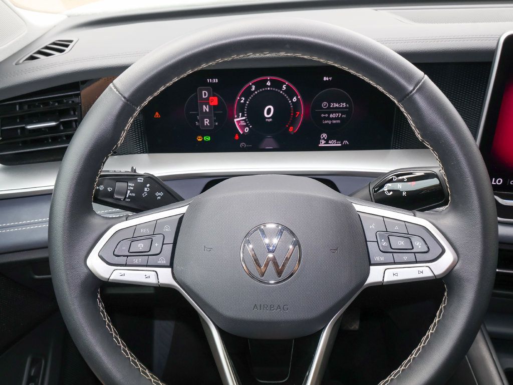 Used 2025 Volkswagen Tiguan SE AWD/4WD image 21