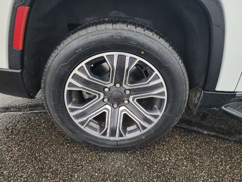 Used 2023 Jeep Wagoneer L Series II image 12