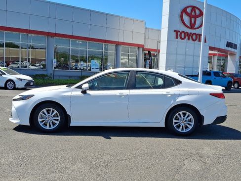 Used 2025 Toyota Camry LE w/ Convenience Package FWD image 4