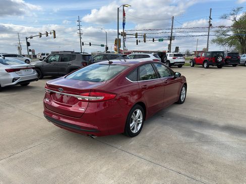 Used 2018 Ford Fusion SE w/ Fusion SE Technology Package image 3